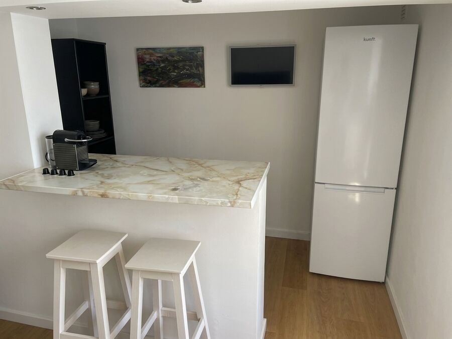Balcão de pequeno-almoço com frigorífico no apartamento T2 Ofir